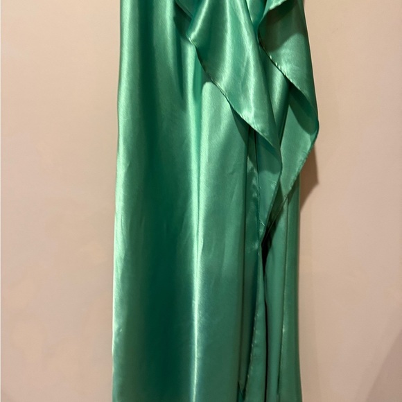 Betsy & Adam Elegant Green Evening Dress - Picture 6 of 7